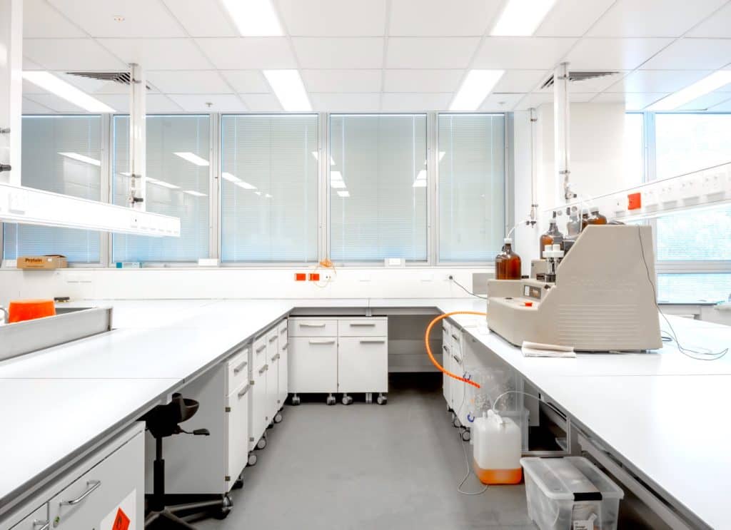 在實驗室裝修中，廢氣處理設備應該安裝在什么位置？